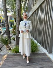 yakası biye detaylı takım beyaz